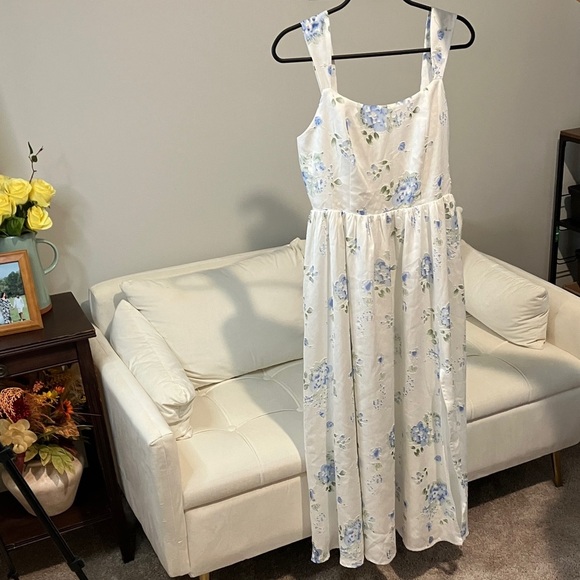 Elegant White and Blue Floral Dress - Picture 2 of 5